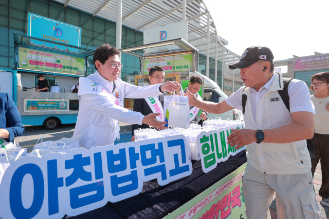 이상일 용인특례시장이 11일 아침 용인백옥쌀 아침밥 먹기 캠페인에 참여해 시민들에게 아침밥을 나눠주고 있다./사진제공=용인특례시